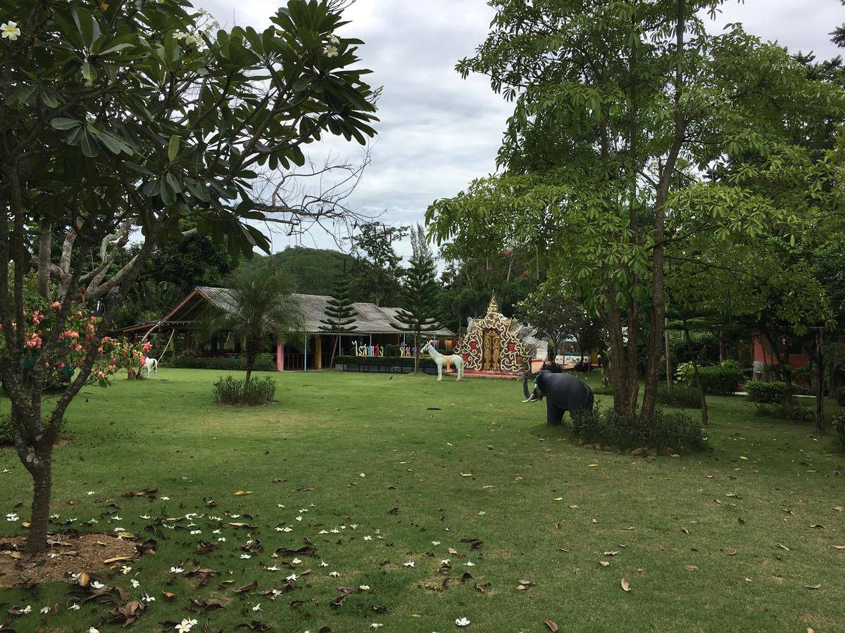 Baanraisooksangchan Kaeng Kachan Buitenkant foto