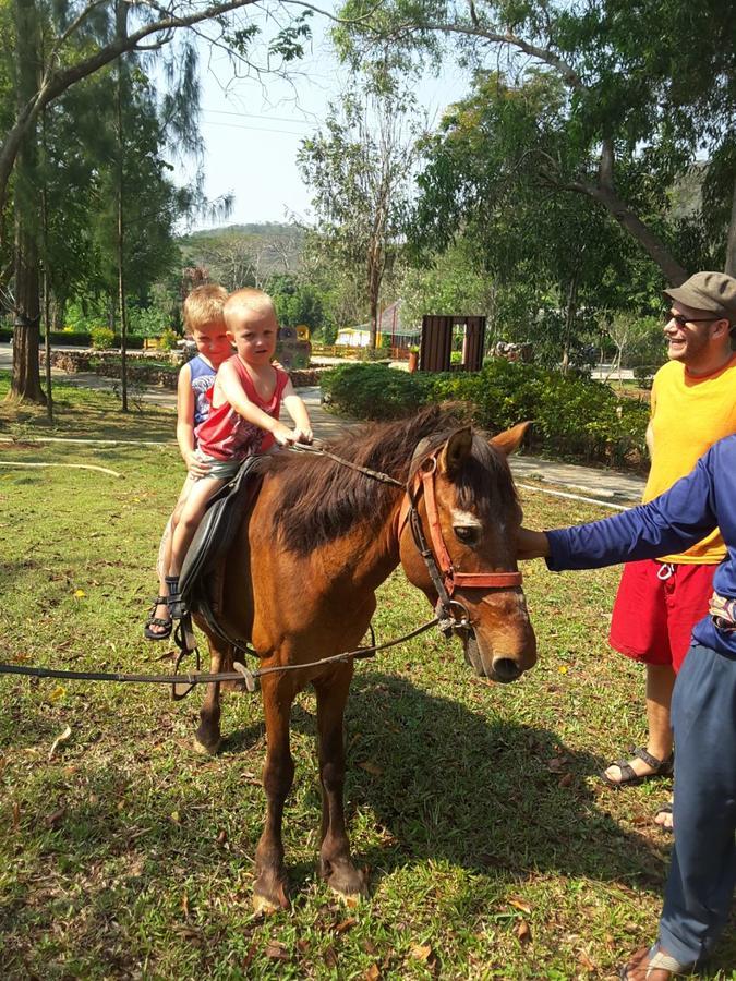 Baanraisooksangchan Kaeng Kachan Buitenkant foto